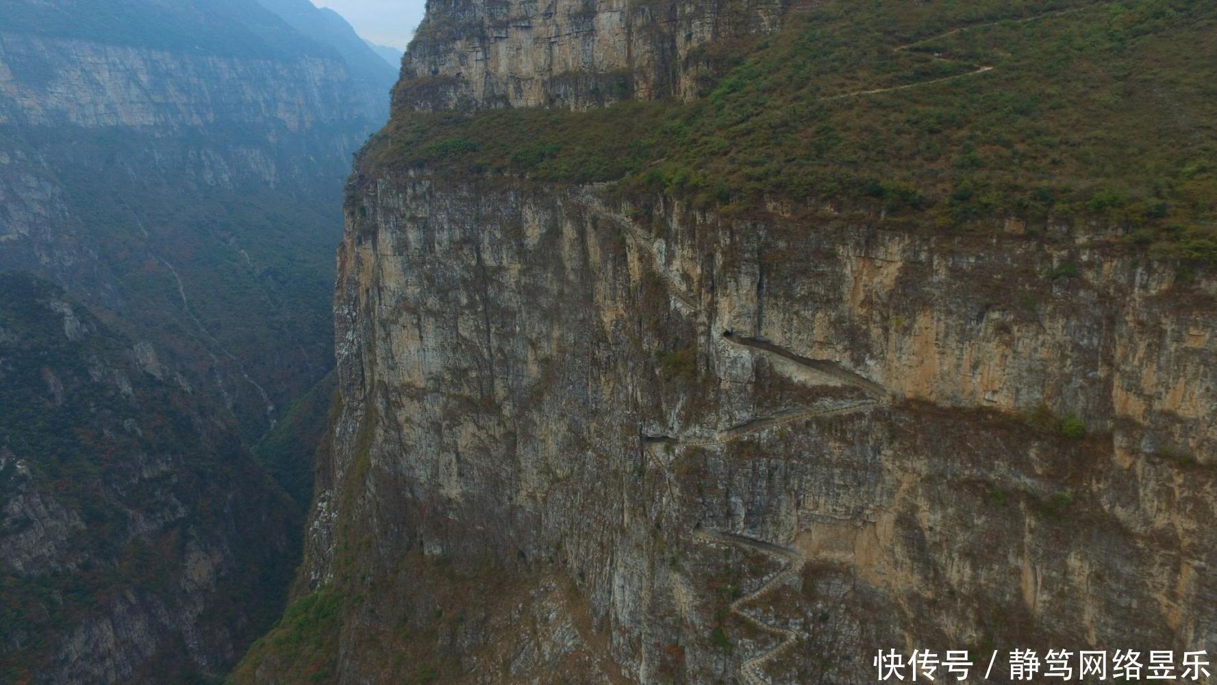隐藏在四川悬崖上的村庄, 生活着500多人, 却有人一辈子都未曾下