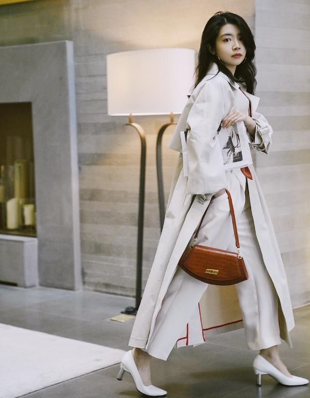  「感觉」三木博主颜值又飙升，穿风大衣裙配搭收腰裤带，霸气又有型