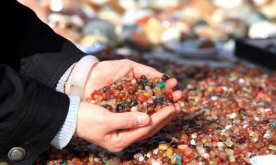 中国最大玛瑙滩绵延几十平方公里，仅用四年，就被掠夺殆尽了