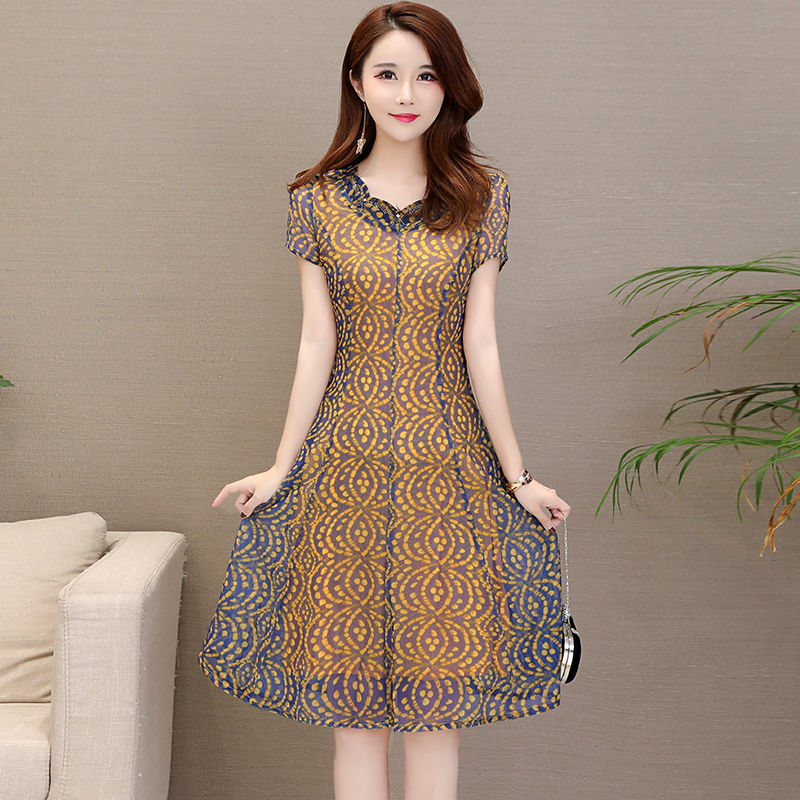 女人爱美不分年龄,中年女人穿这裙,高雅又洋气,特有女人味