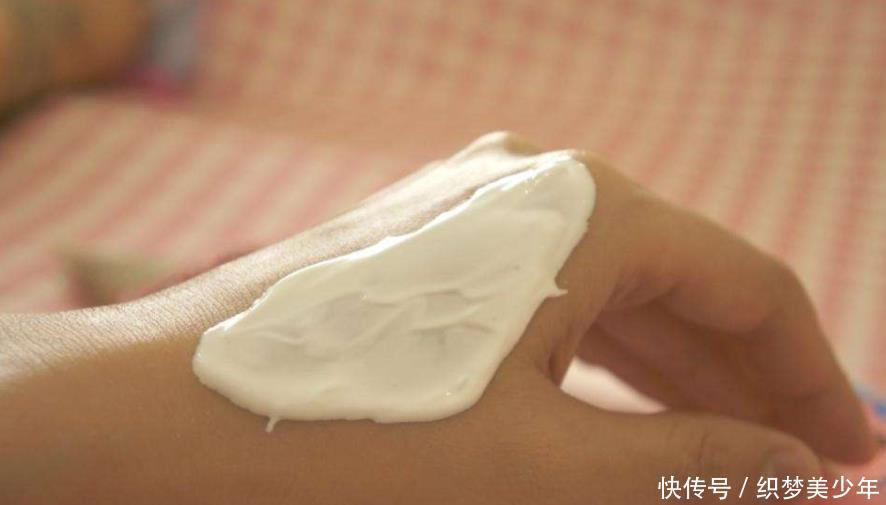 『皮肤』女人化妆时可别搞反了BB霜和防晒霜,顺序弄反了,不黑才怪