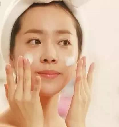  用错误：护肤美白九大恶习，千万别在脸上干傻事了！