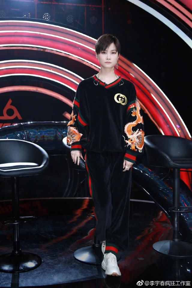 李宇春终于穿对衣服了！红色外套搭配短裤，网友：越来越有女人味