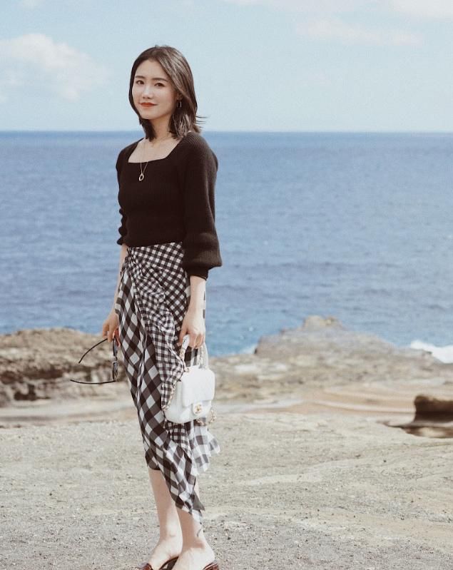 『针织衫』本以为她穿包臀裙扮温柔,可当看清全图,才知穿的有多出彩