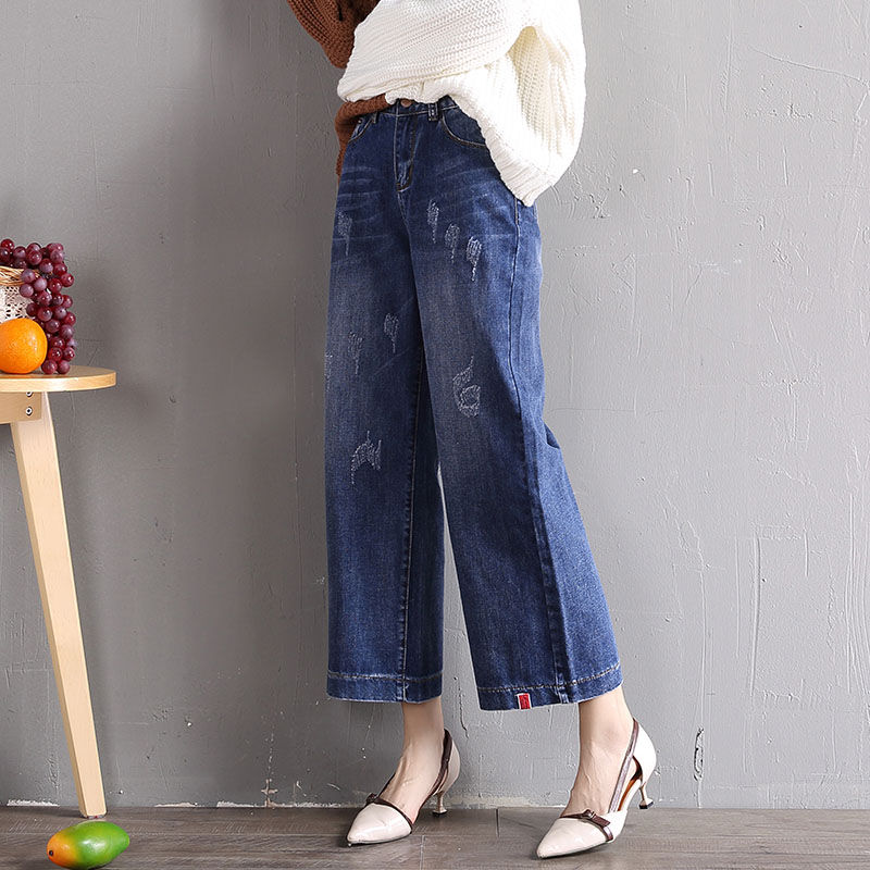 70后别穿阔腿裤，土腻了!时下流行“垂感”牛仔裤，美嫩藏不住