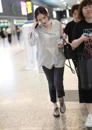 106斤陈乔恩与110斤蒋欣同穿条纹衫，才知道微胖和丰腴差距有多大