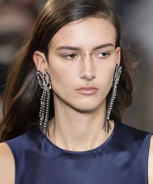  『链条腰带』春季适合小个子女生穿搭季节,这几种显高减龄穿搭示范,显大长腿