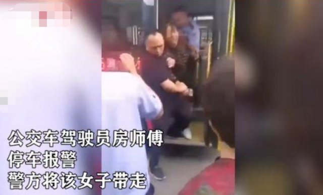  [站点]又抢方向盘！女子因站点停车问题抢方向盘，乘客：没看新