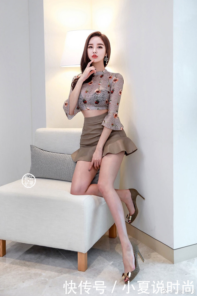 室内美女写真集:小姐姐蕾丝上衣搭配小短裙,性感时尚,非常美!!
