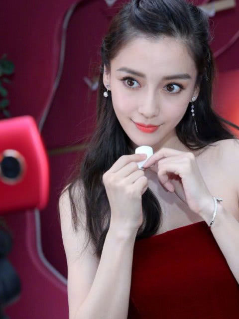 baby又美出天际了，网友:五万一天的化妆师没白请!