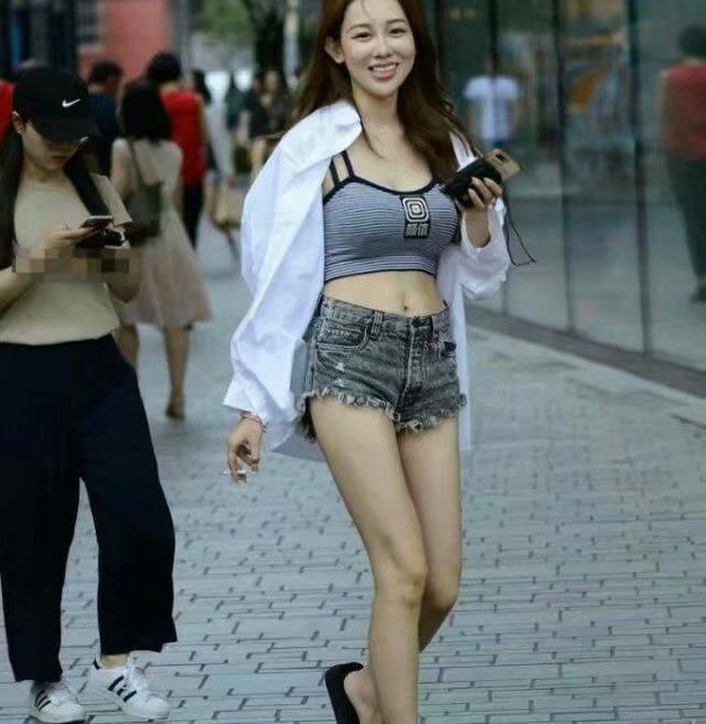 街拍女孩:纯洁温柔肌肤细嫩,身材无可挑剔!