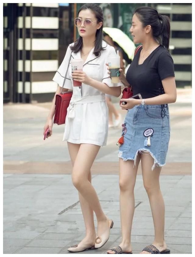 上海街拍:抹胸上衣+超短裤，这样搭配才是宅男最爱!