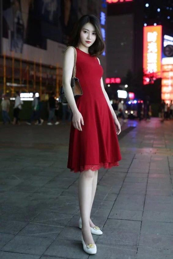 街拍：夏天太热，小姐姐个个穿了懒人包臀裙，简单又显大个身材