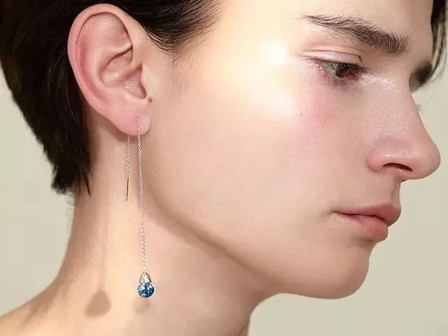 晶莹剔透的水晶球戴身上，真是又美又仙