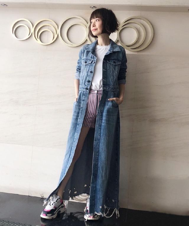 48岁鲁豫终于找回了高衣品，阔腿裤配宽松上衣，简直像换了个人