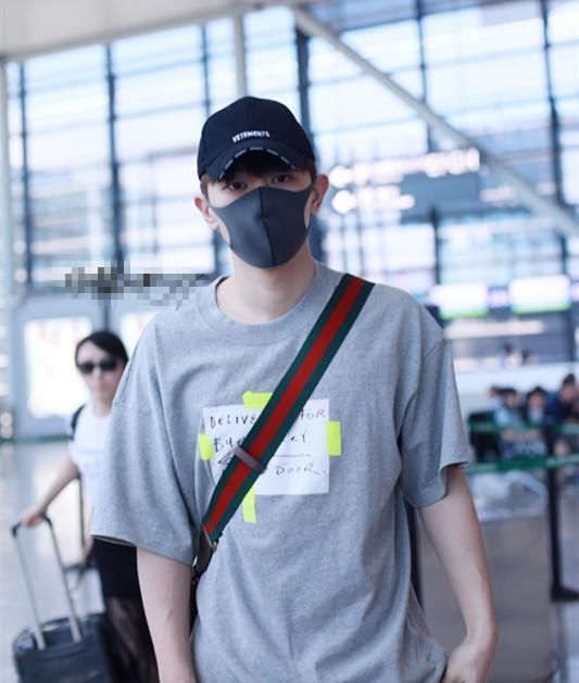 邓伦来了，样子超时髦，和剧中的他可不太一样！