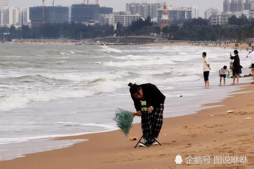  『海边』海边沙滩野草疯长，网红小姐姐不惧寒风大浪，疫情消退人们出游忙