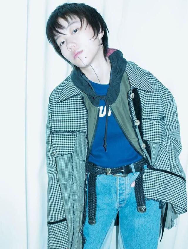 窦靖童一身农民工打扮，与季节格格不入，网友：这是要去北极？