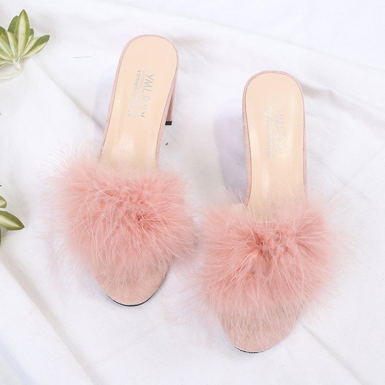 难怪呢!小姨不穿高跟鞋了，穿上时尚凉拖，显得脚更白嫩呢