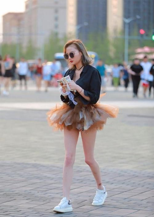  #蓬蓬裙#女神潮范儿美搭！时尚街拍：短发小姐姐，黑色上衣搭配蓬蓬裙，秀出白嫩玉腿！