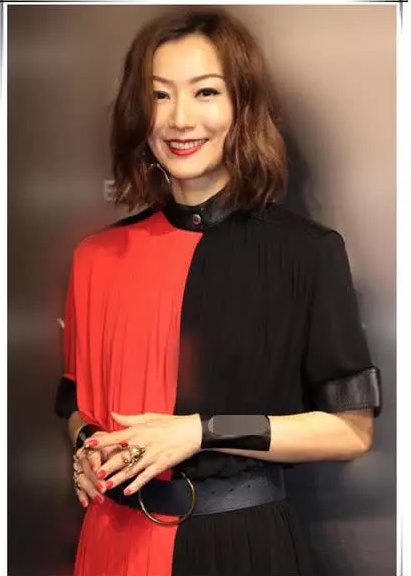 当41岁陈数撞上45岁郑秀文，网友:终于见识了女神脸的最高级形式