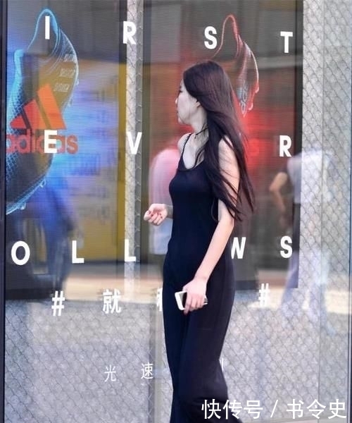  展现：吊带连衣长裙，不用高跟鞋，依旧可以很好的展现姑娘的身材