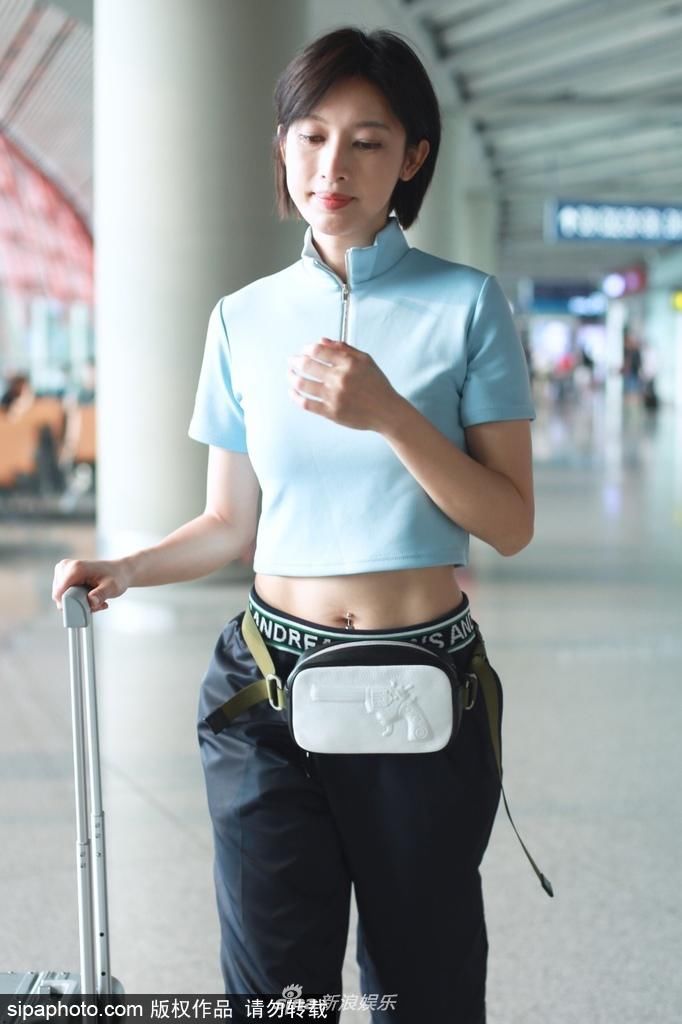 组图：张俪露小蛮腰马甲线吸睛 短发清新对镜头放电