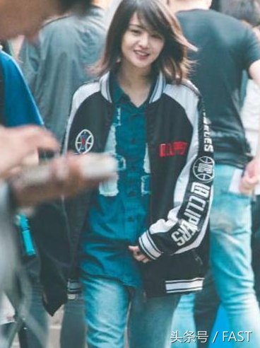 接地气只服郑爽!半截身都埋在土里了,网友:我奶奶都不会这么穿