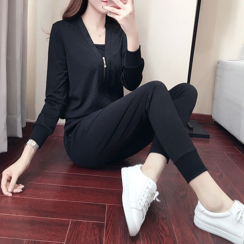 天一凉，小姨已经穿上了运动套装，个性时尚又很好的藏住肉肉