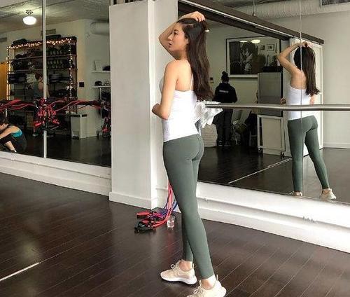 环肥燕瘦的紧身打底裤小姐姐，大秀蜂腰翘臀，走在街头十分抢眼！