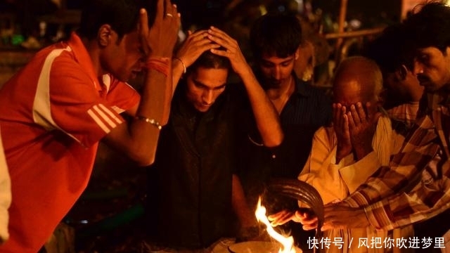 恒河夜祭，一场赞美河神的不变传奇，古老震撼不论风雨持续数百年