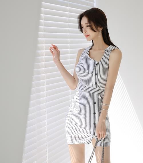  『工作』竖纹职业套裙，翻领吊带紧跟时尚，即使工作同样也可以美美的