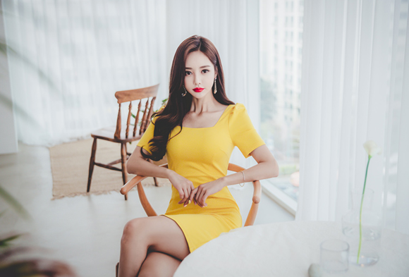 女神孙允珠，夏日青柠光鲜明媚宫廷及膝裙