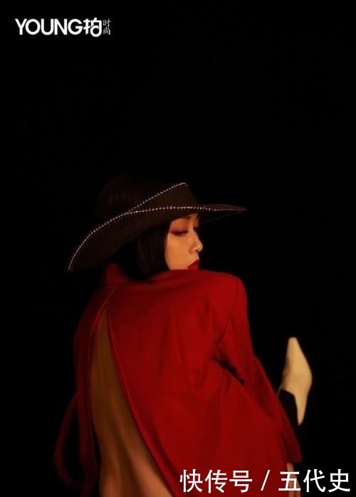 # 开叉#红衣开叉秀美背,眼神迷离妩媚十足,49岁钟丽缇“不好好穿衣”