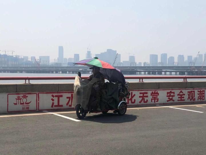  「加上」这种太阳晒两天，加上钱塘江的江风，保管皮肤变色，但钓友们都守在江边垂钓区