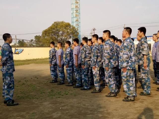 义务兵晋升的士官与士官学校培训的士官有什么