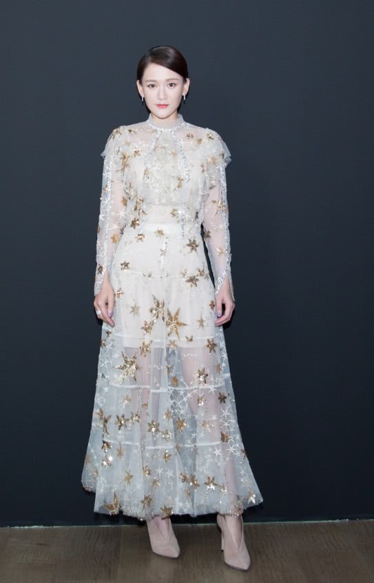 陈乔恩太时髦了，居然给鞋子加个“V”，这鞋子怕是要火一整年！