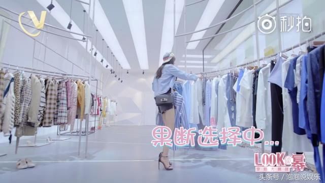 杨幂新穿搭：反戴帽子凹造型，上身青春校园风，下身妩媚女人范儿