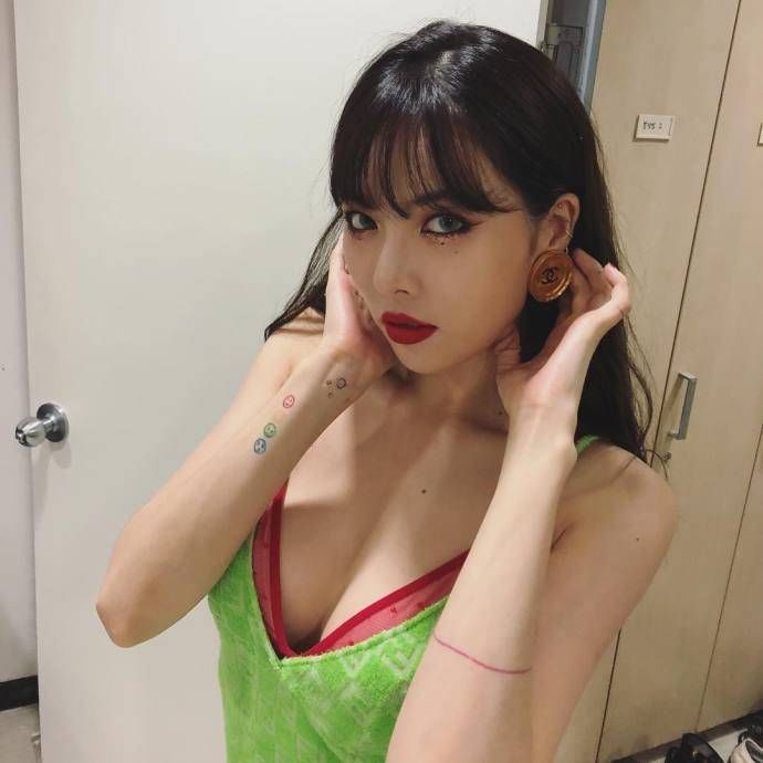 泫雅身穿深v吊带大胆露出傲人事业线，黑发红唇性感迷人