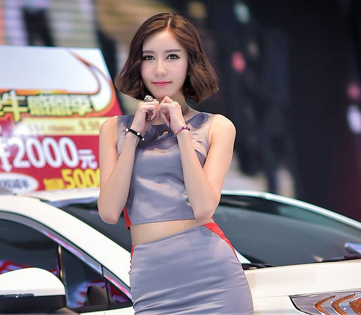 短发美女车模前凸后翘性感迷人