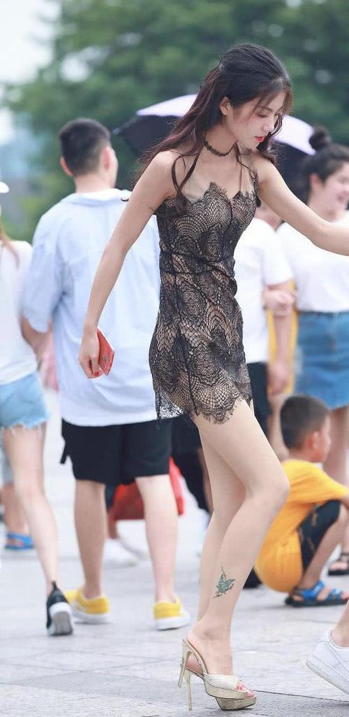 性感小姐姐穿黑色蕾丝连衣裙裹出凹凸有致好身材，路人都嫉妒身边
