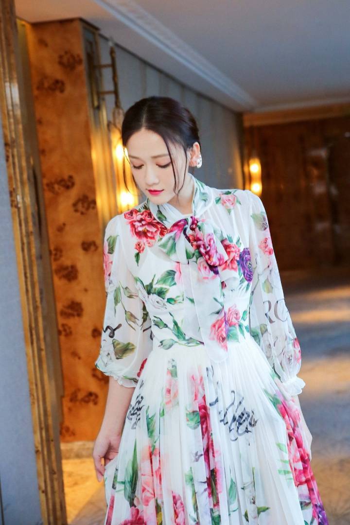 本以为迪丽热巴的印花裙最美，当看到陈乔恩的印花裙才最惊艳！