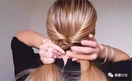 别再把丸子头扎那么高了,现在流行低丸子头,只需一个麻花辫而已