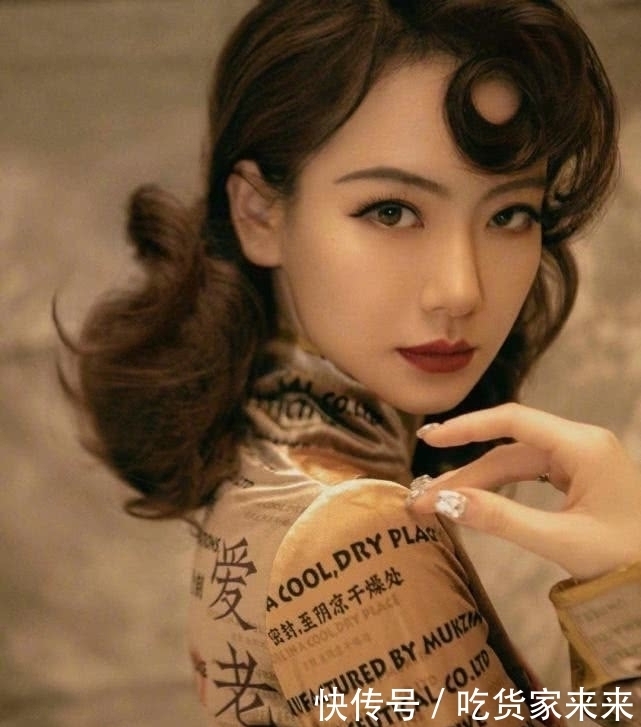 胯部:裙摆开叉到胯部,抬腿侧转还有亮点!,戚薇旗袍装风格大胆
