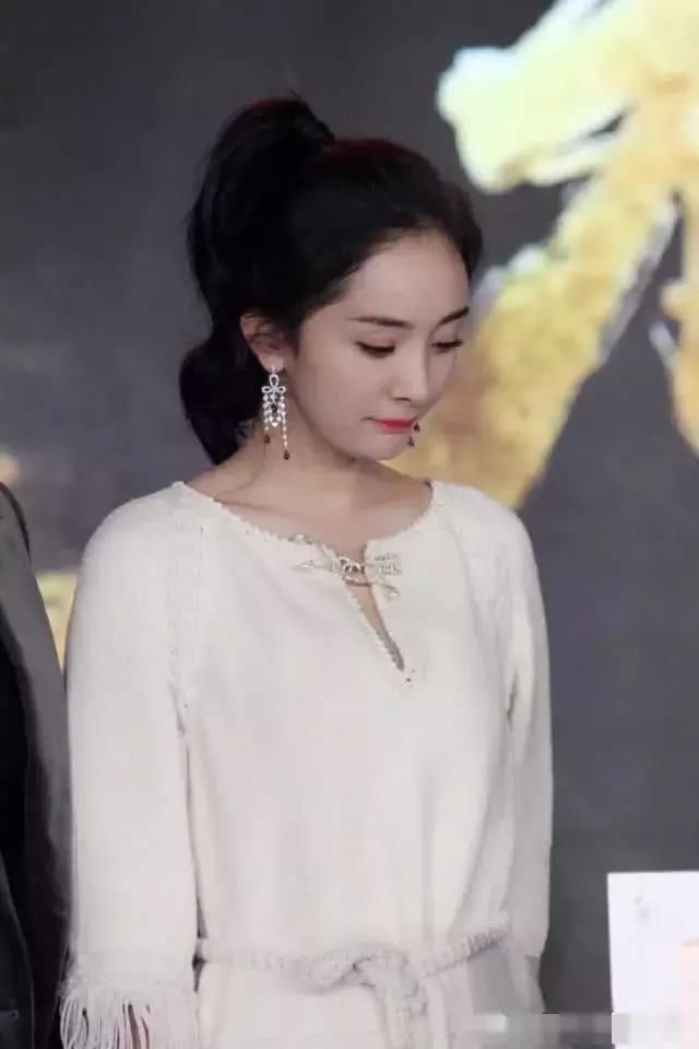 杨幂换了名媛风！这次除了“筷子腿”,一身“金针菇”更实力抢镜