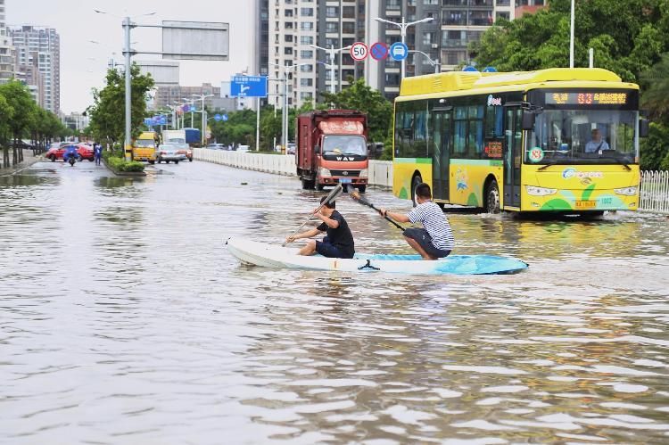 广州的雨有多大?白云机场被暴雨覆盖变 码头