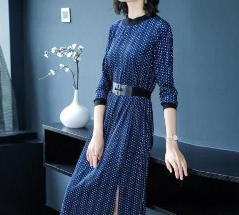 女人若是不差钱的话，初秋穿秋裙＋尖头鞋，洋气时髦显美嫩！