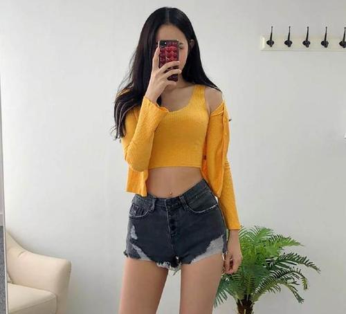 身材窈窕的热裤美女，冷艳高贵，秀出迷人的腰身！