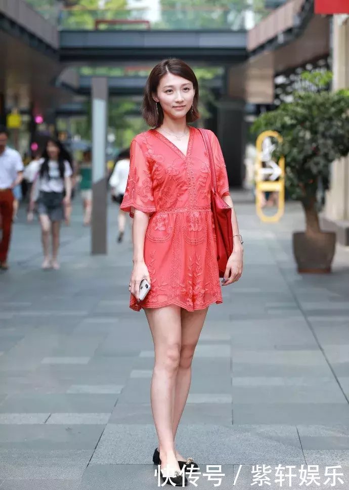 ?街拍 : 身材微胖的小姐姐穿着修身，凸显好身材，笑容令人心动