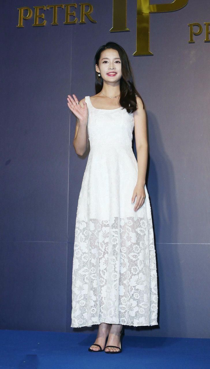 李沁下半身失踪，网友:撞脸我也认得出你了!